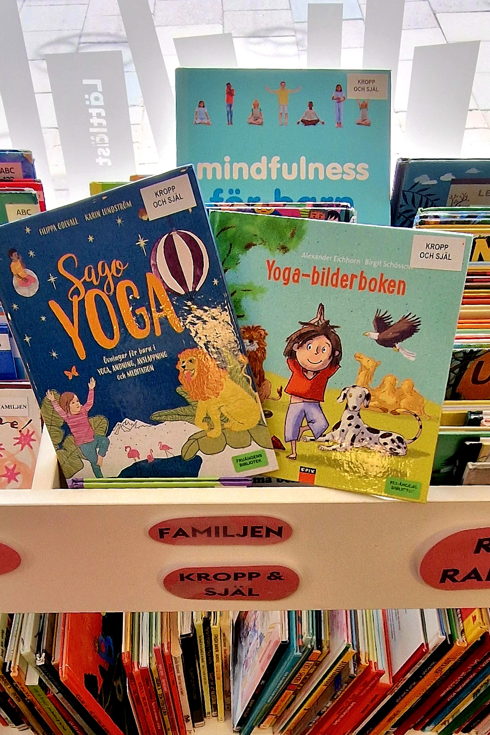 Ett ställ med böcker om yoga etc i barnavdelningen på ett bibliotek