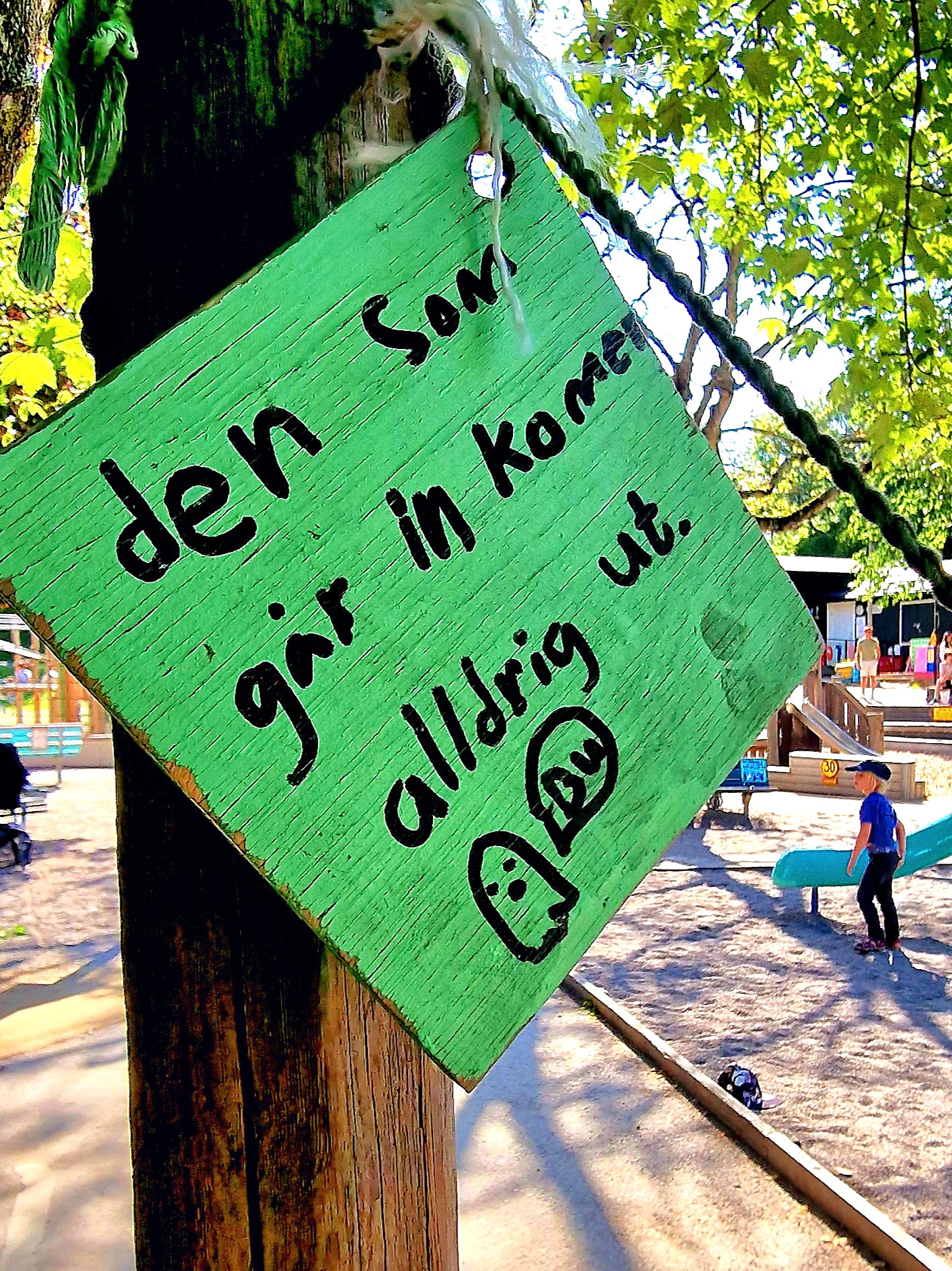 Skylt från lekpark i Rålambshovsparken